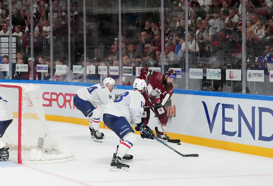 The Latvian Hockey Team starts the World Championship with a game against France / Day