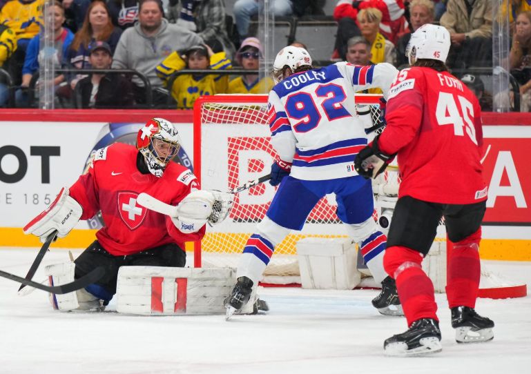 US hockey players become World Champions / Day