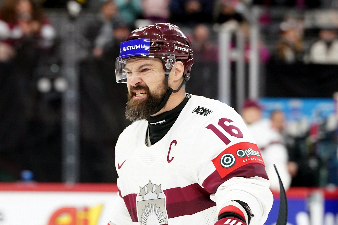Latvian hockey players at the World Cup meet with the Starry Canadian Team / Day