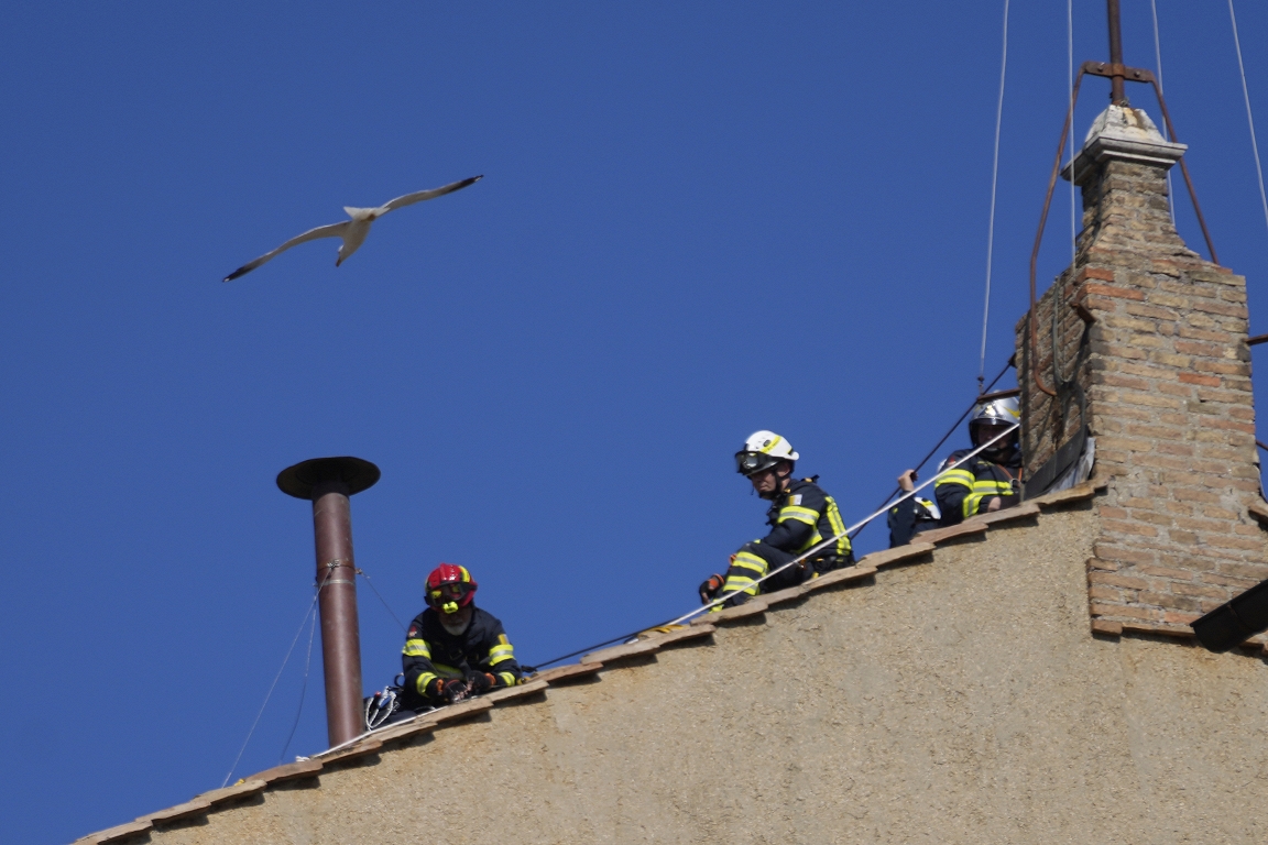 Before the upcoming Conclud above the Sistine Chapel in the Vatican, the chimney / day is set