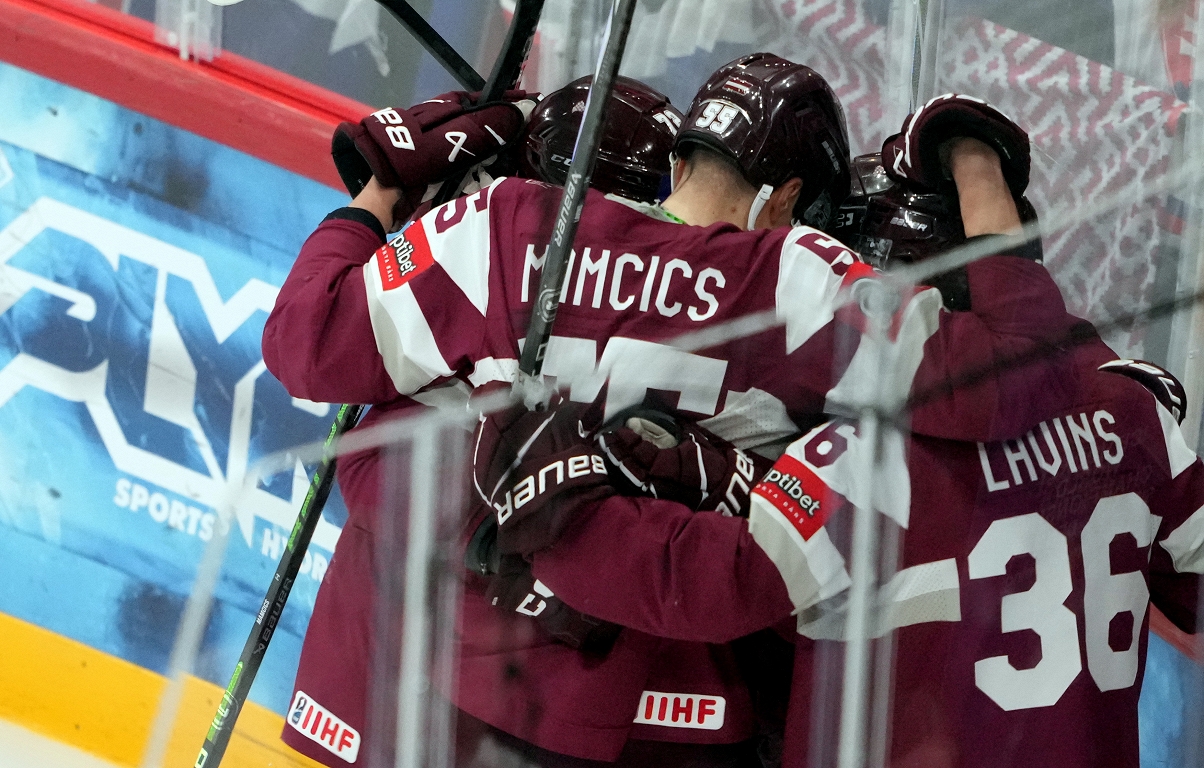Latvian hockey players win Slovakia / Day after the second period with 4: 1