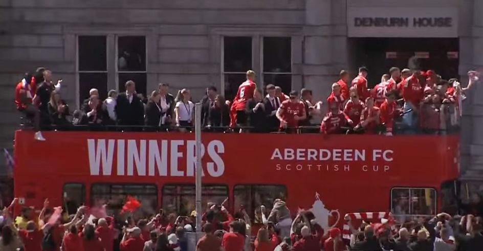 Tober with Aberdeen Scottish Cup title Celebrations Celebrates About 100,000 Fans / Day