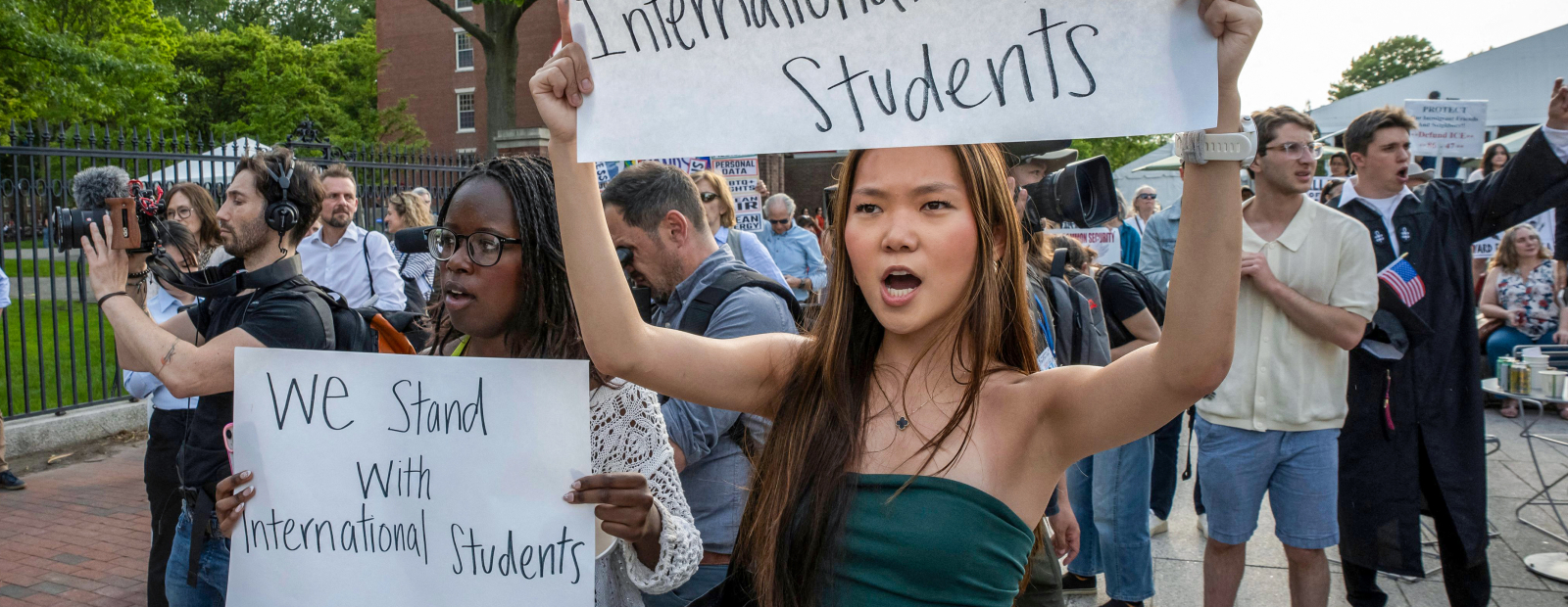 トランプは大学との戦いを強化します