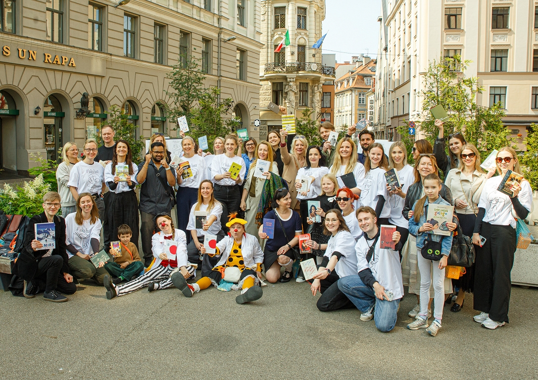 Book readings in trams in Riga starts reading initiative #time to read / day
