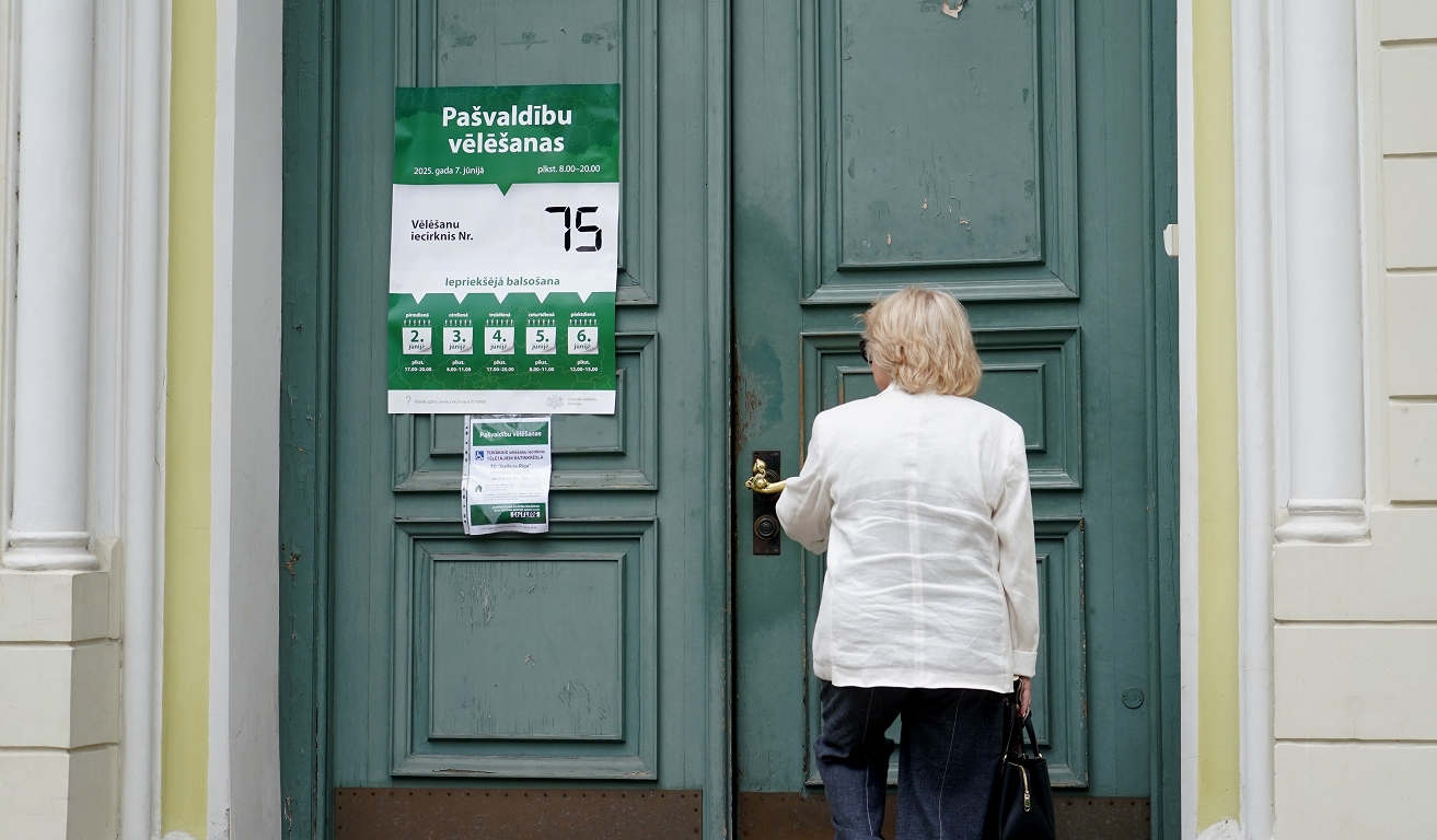 Citizens choose to vote today so as not to waste a vacation / day