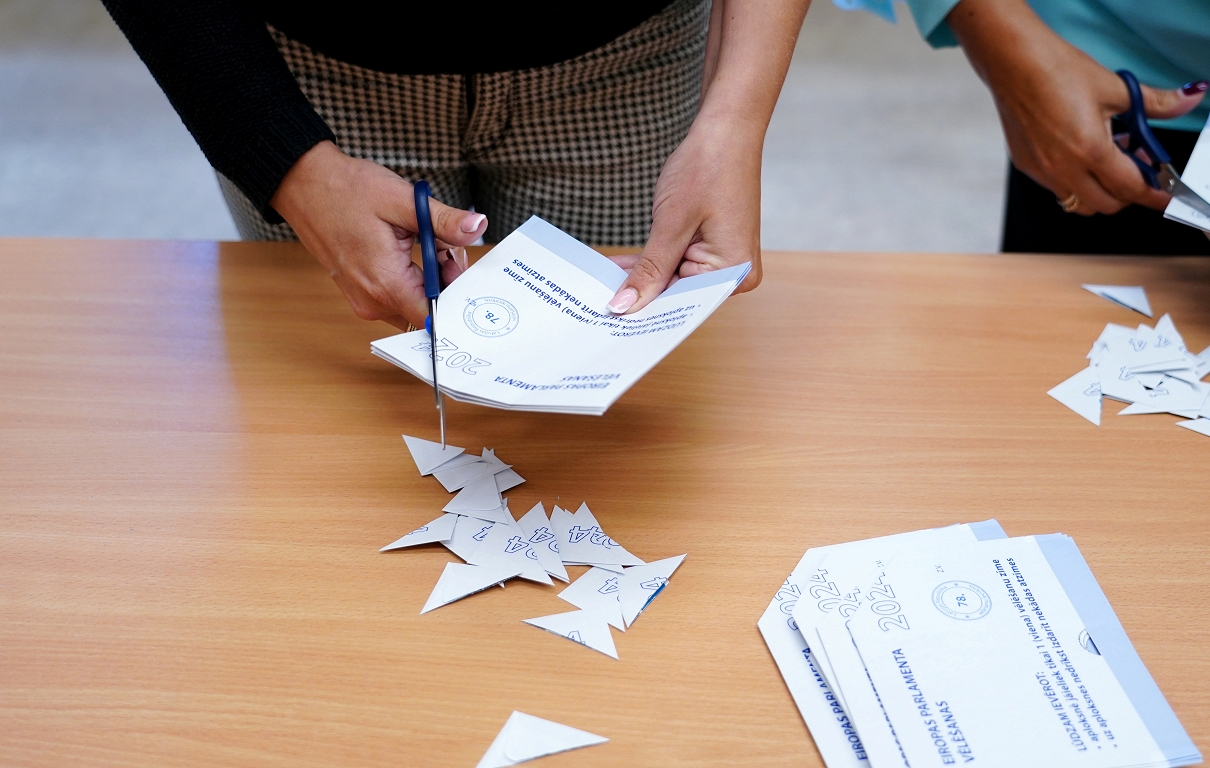 Faced with technical problems, it was decided throughout Latvia to count the votes manually / day