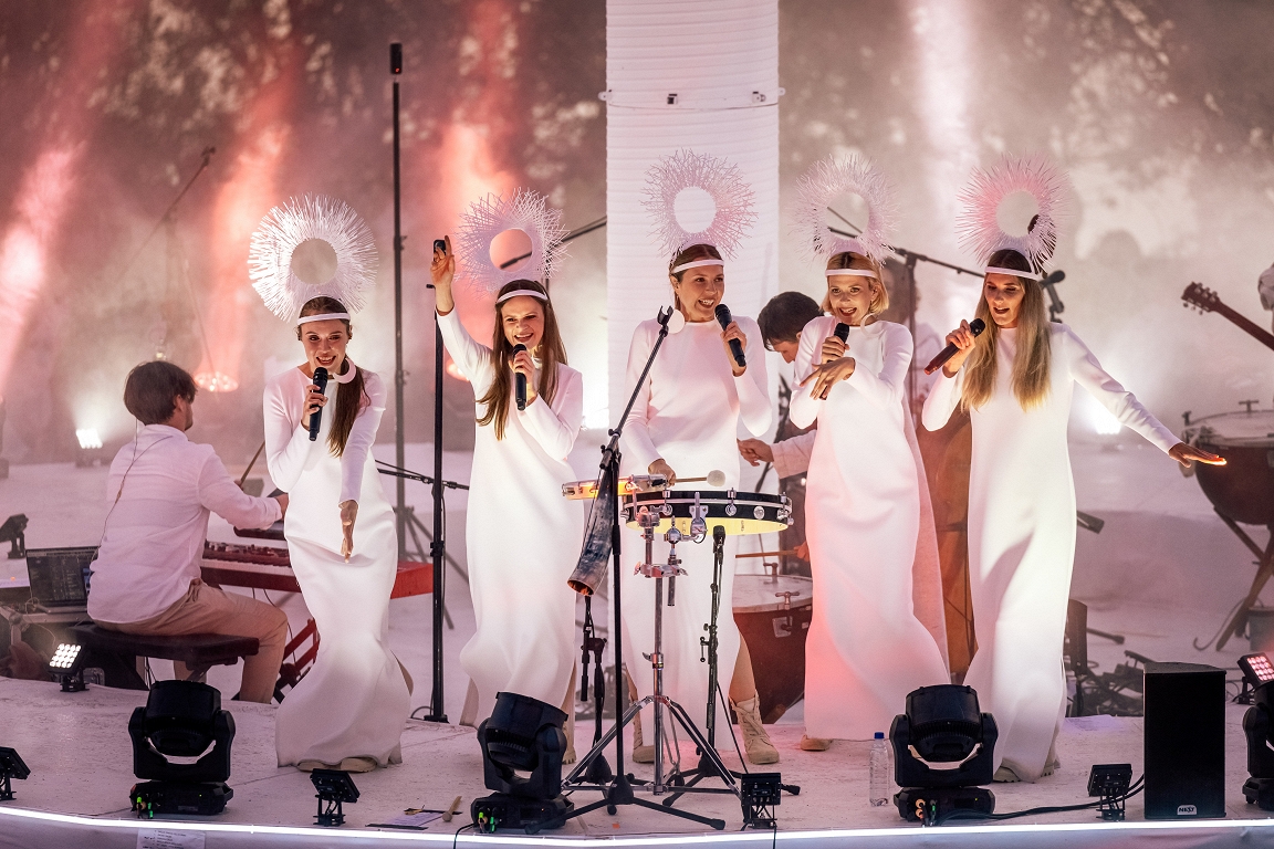 Due to the great interest of the audience, the venue of the folk dawns of the folk dawn was changed to Kalnaziedu mound in Aizkraukle / day