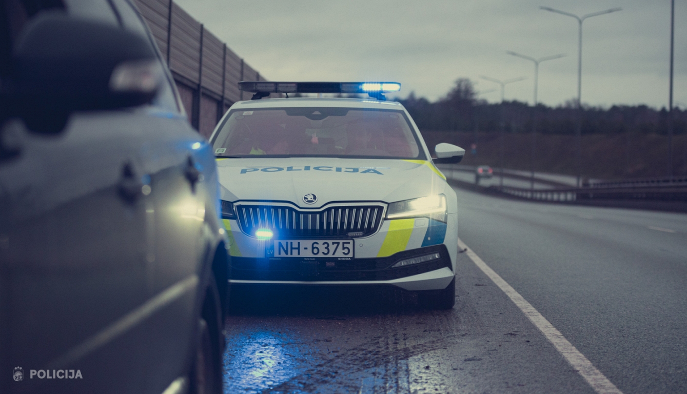 Divu auto sadursmes dēļ ierobežota satiksme uz Ventspils šosejas Tumes pagastā