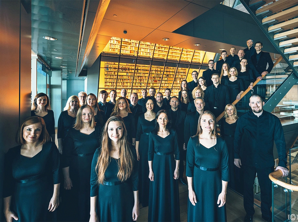 Rīgas projektu kora debijas albumā Jau izplaukuši uzzied sešu latviešu komponistu sieviešu muzikālā jaunrade