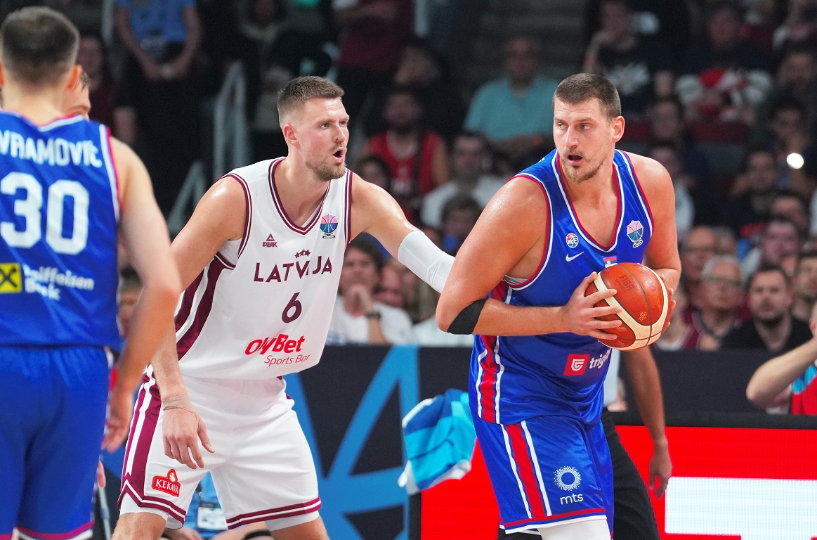 Latvijas basketbolisti spraigā cīņā zaudē Serbijai