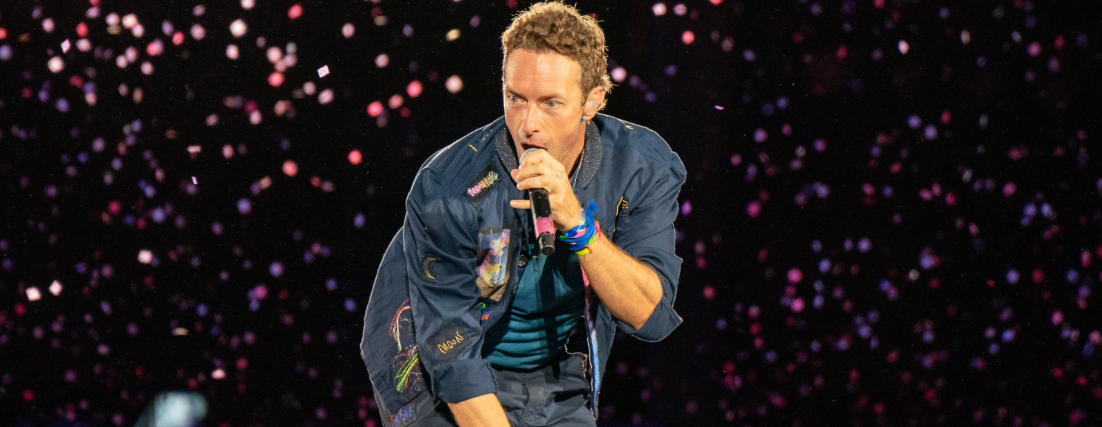 クリス・マーティンは、写真 /日を手配するのに役立ちます