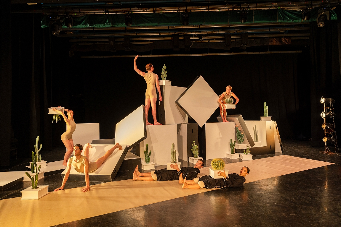 Parodijas par klausītājiem un kritiķiem. LNOB iestudēti pasaulslavenu horeogrāfu darbi