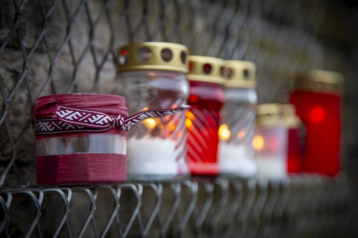 Pie Rīgas pils mūra un Brāļu kapos tūkstošiem cilvēku noliek svecītes