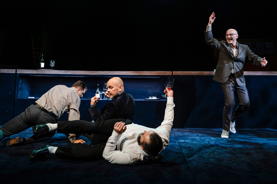 Tikai vienu glāzīti... Dailes teātra izrādes  Vēl pa vienam recenzija