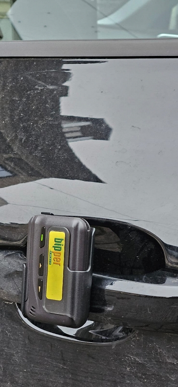 Pie biedrības JEWNITED.LV automašīnas naktī piestiprināta ierīce; biedrība to uztver kā terora draudus