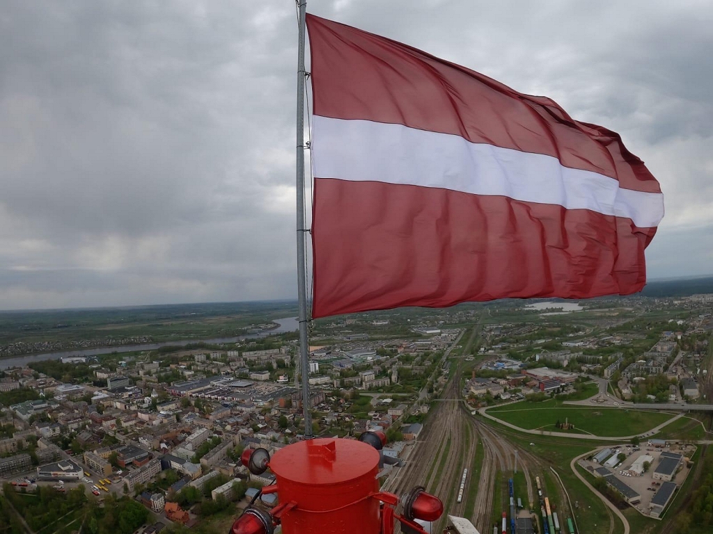 Valsts augstākajos karoga mastos tiek pacelti karogi