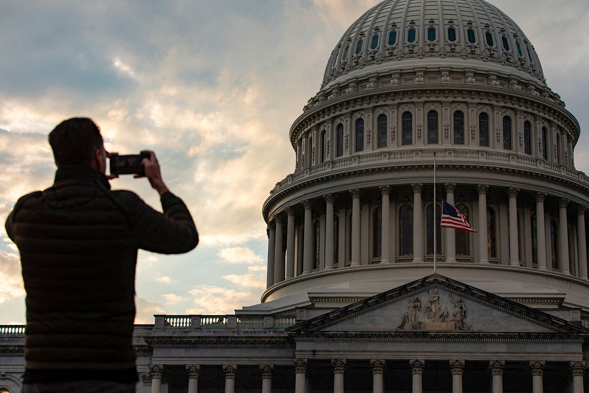 Balsojums ASV Senātā rada cerības par valdības iestāžu finansējuma atjaunošanu