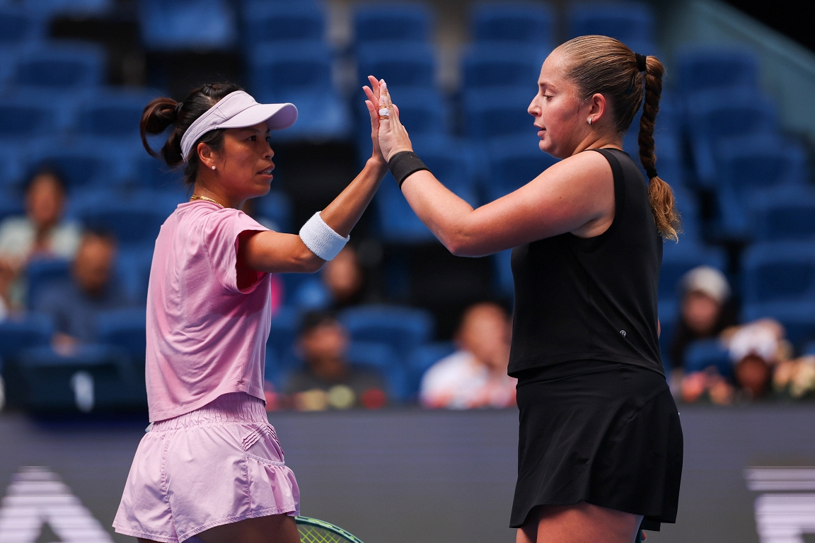 Ostapenko Dohas WTA 1000 turnīrā sasniedz pusfinālu arī dubultspēlēs