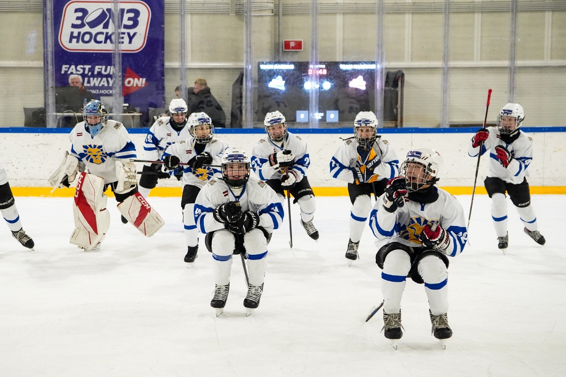FOTO: Dārziņš pret Karsumu: 3on3 hokeja šovs Rīgā