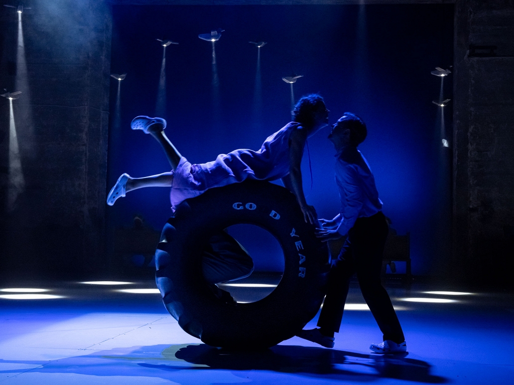 Cielavas ligzda traktorā. Liepājas teātra izrādes Trīs bēres un divas kāzas recenzija