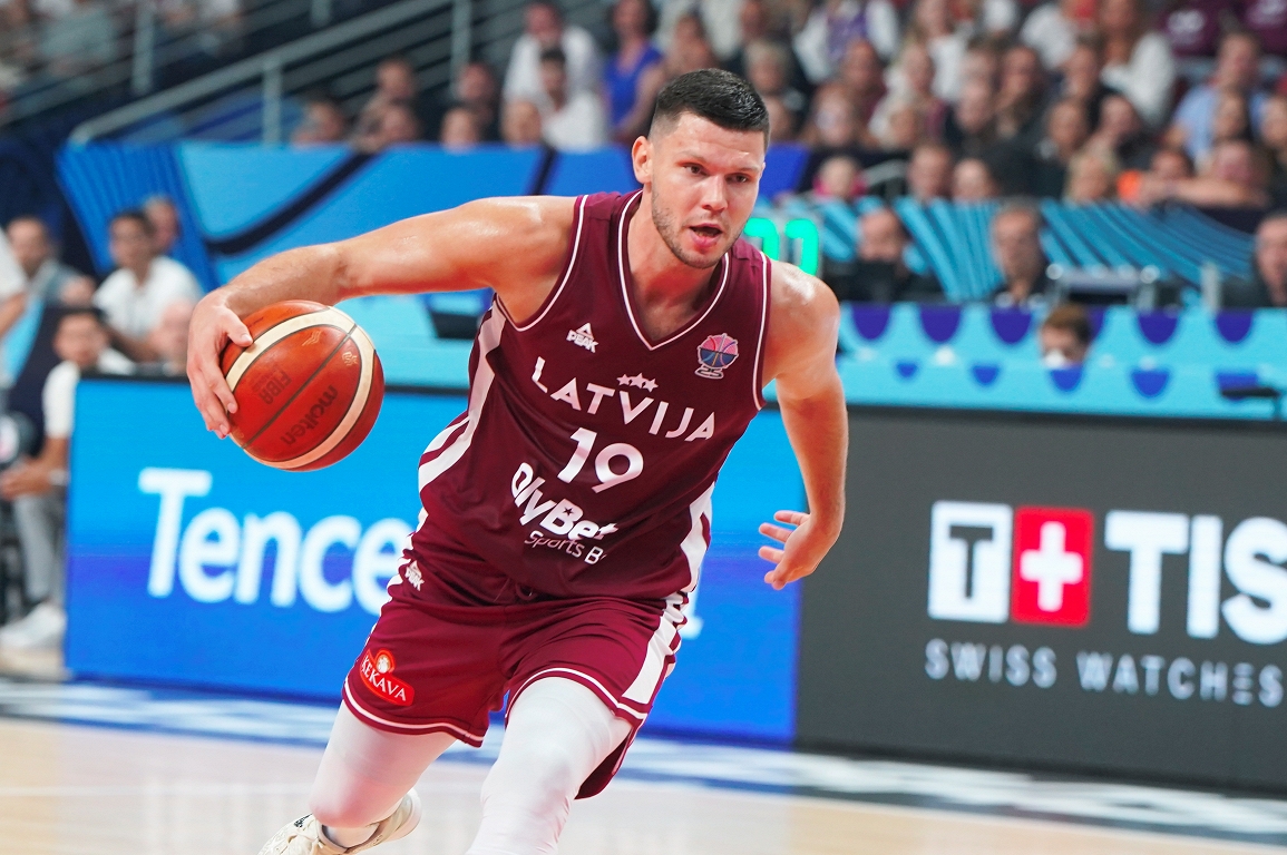 Latvijas basketbolistiem Pasaules kausa kvalifikācijas turnīra cīņā uzvara pār Austriju