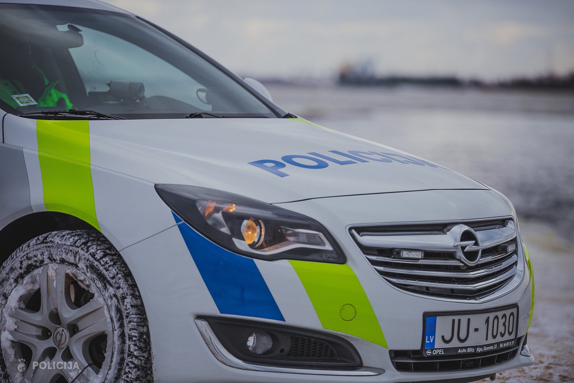 Lūdz apsūdzēt vīrieti par sirmgalves sabraukšanu veikala stāvlaukumā