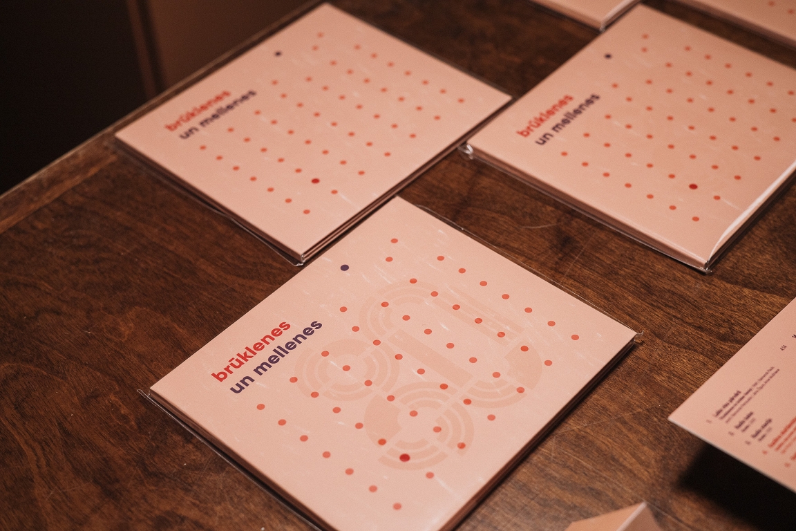 Latvijas Leļļu teātris publicējis teātra astoņdesmitajai dzimšanas dienai veltītu mūzikas albumu brūklenes un mellenes