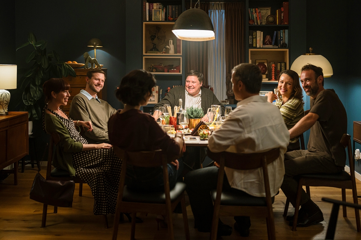 Perfektie pilnmēness aptumsuma naktī. Režisora Dž. Dž. Džilindžera interpretācija par attiecību trauslumu digitālajā laikmetā