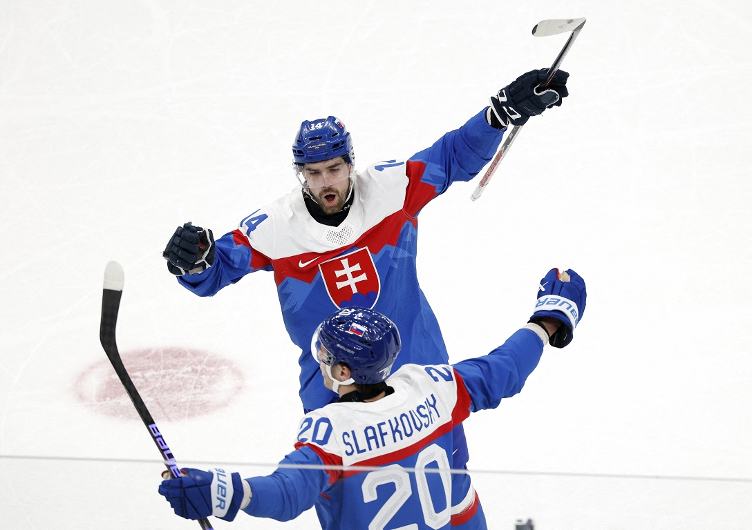 Slovākijas hokejisti olimpisko spēļu turnīra pirmajā spēlē pārspēj Somiju