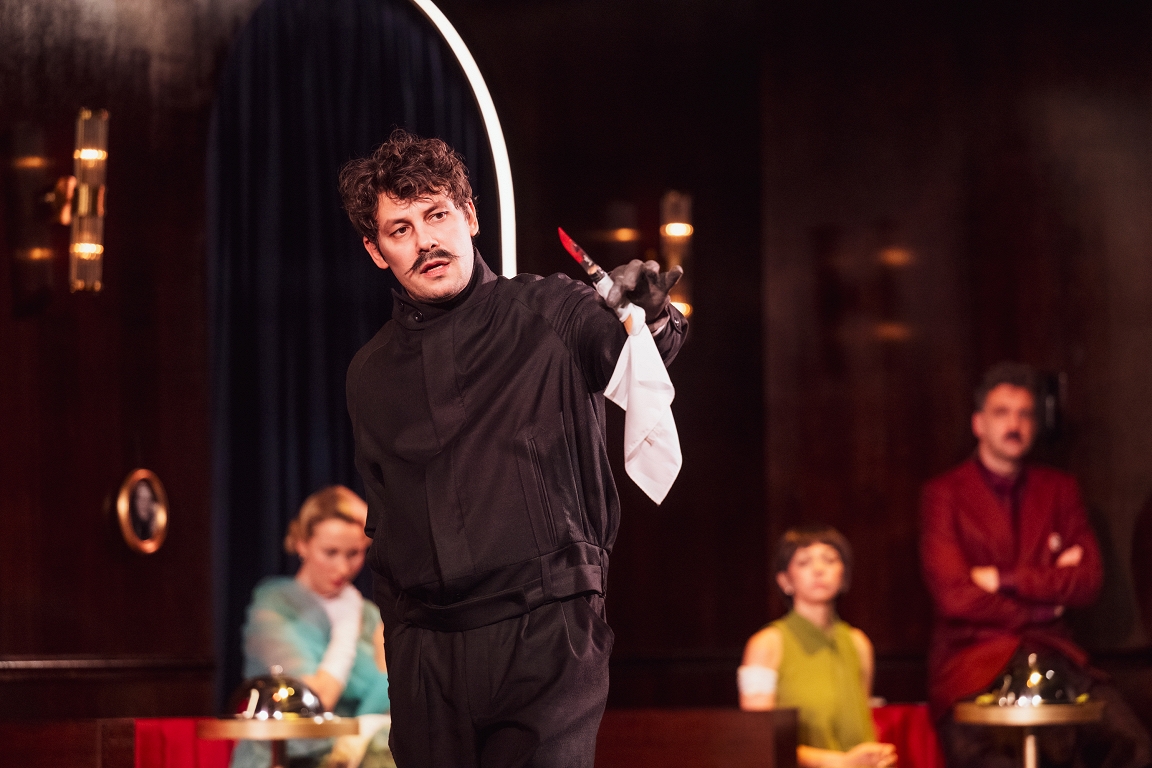 Pienākuma sprostā. Rīgas Krievu teātra izrādes  Slepkavība Austrumu ekspresī recenzija