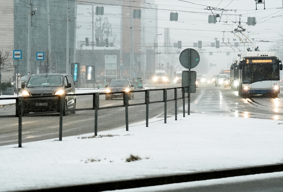 Autovadītājus piektdien sniegputeņa dēļ aicina ieplānot papildu laiku ceļam