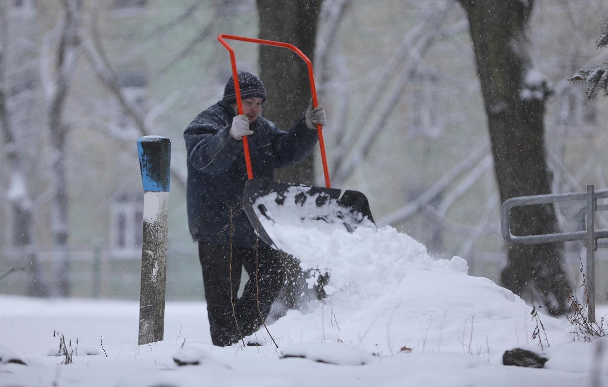 Galvaspilsētā ielu un ietvju tīrīšanu sola turpināt visas dienas garumā
