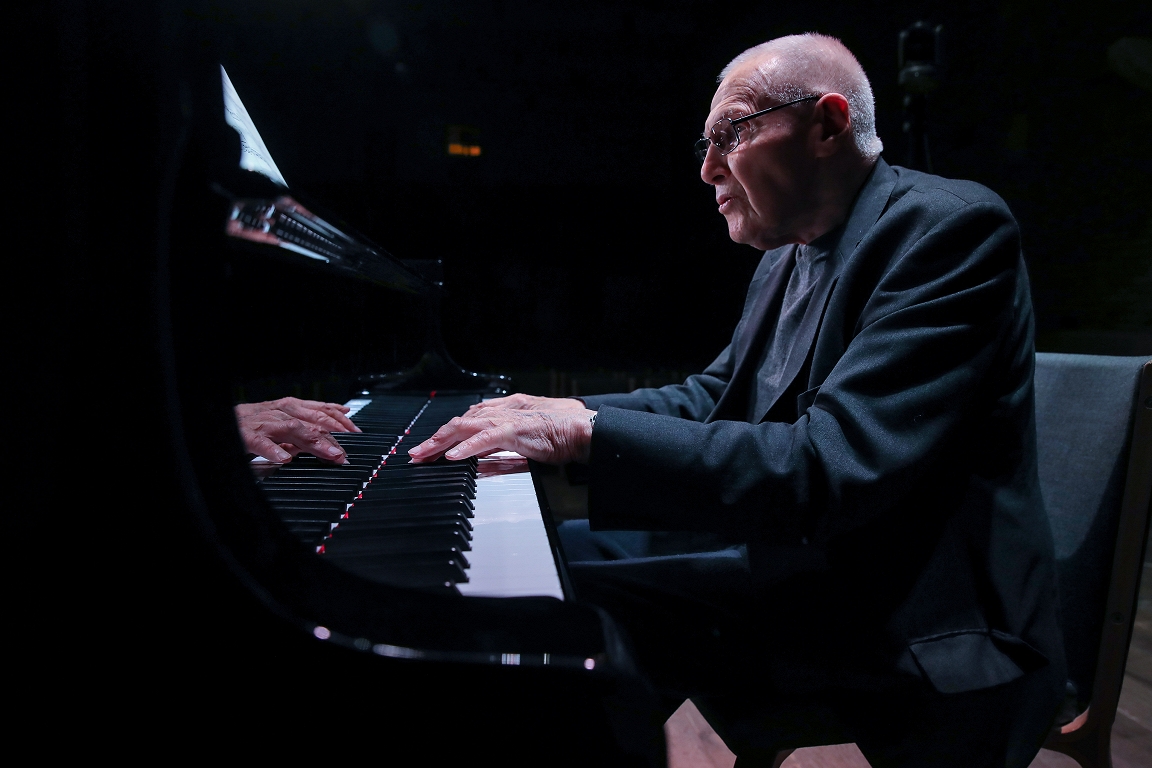 Zīmes, spēles, vēstījumi. Mūsdienu mūzikas grands Ģerģs Kurtāgs svin simt gadu jubileju