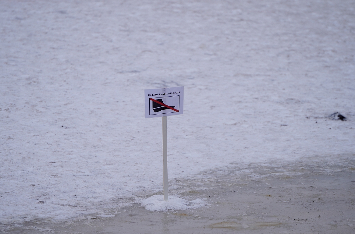 Brīvdienās vairāk nekā 200 cilvēku Rīgā pārkāpa aizliegumu kāpt uz ledus