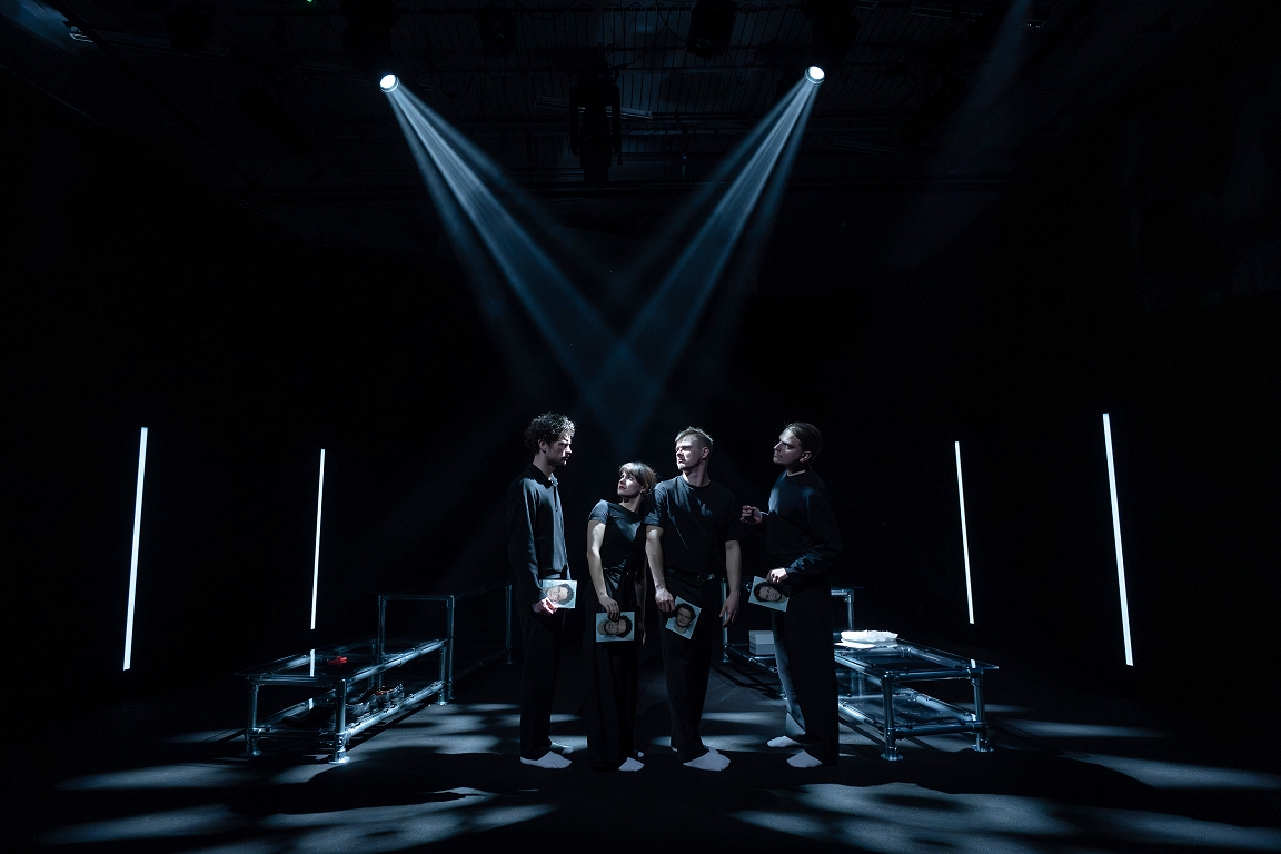 Tu esi ļoti skaists. Kā cilvēks... Liepājas teātra Mazajā zālē – skumja komēdija Neglītenis