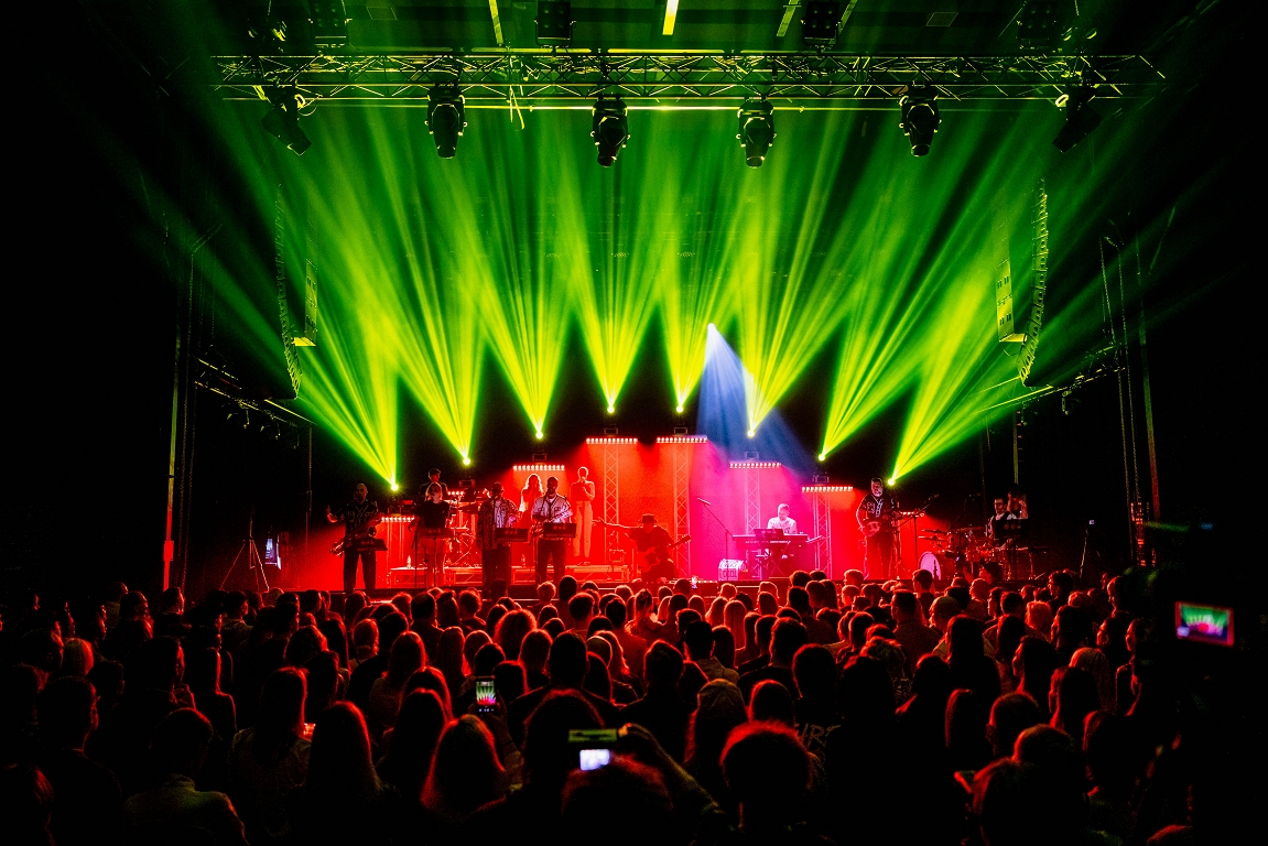 Foto: Ar vērienīgu jaudu aizvadīts Very Cool People Lielākais Mazkoncerts