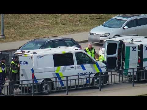 VIDEO: Daugavpilī par ceļa zīmes sabojāšanu aizturēts meklēšanās esošs vīrietis