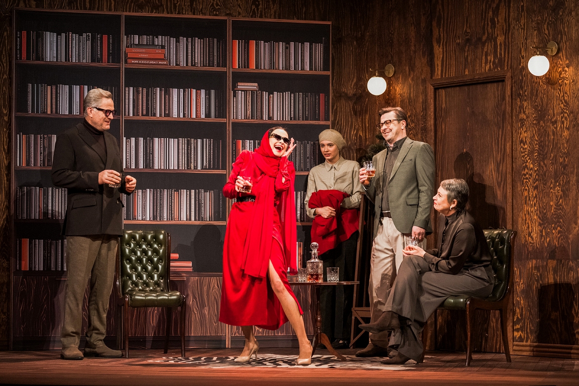 Subrete un viņas galms. Nacionālā teātra izrādes Viss par Ievu recenzija