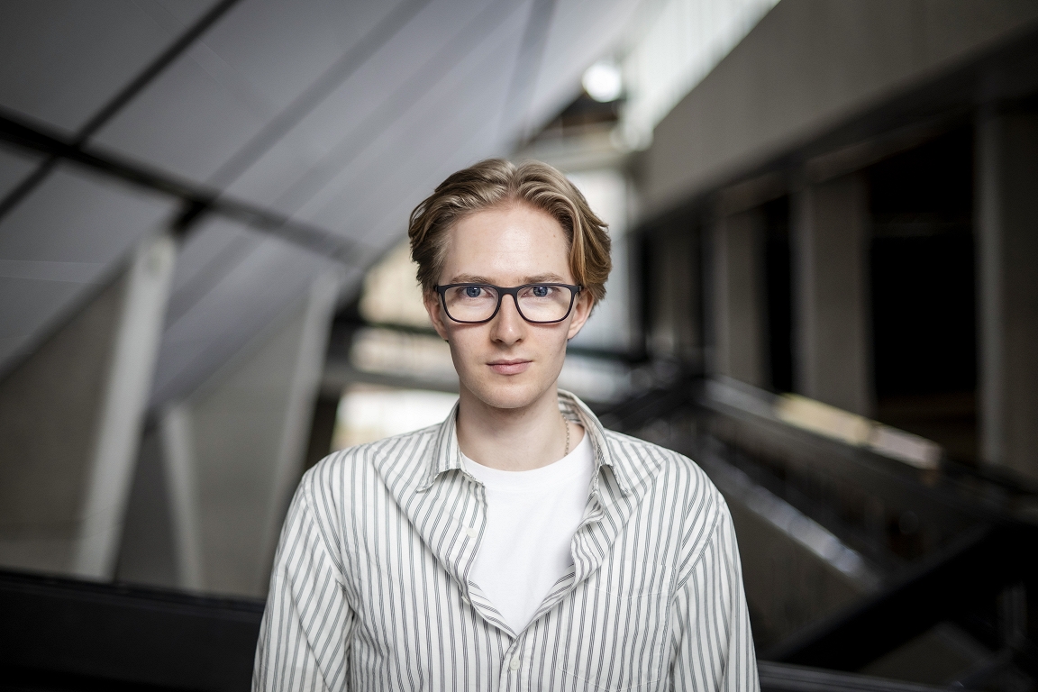 Aiz Bikibraka maskas. Saruna ar aktieri un dziedātāju Eduardu Rediko