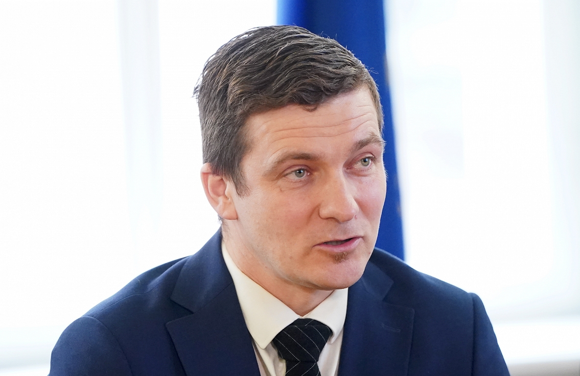 Zviedris: Balsu skaitīšana manuāli Saeimas vēlēšanu rezultātus aizkavēs par 1-2 stundām