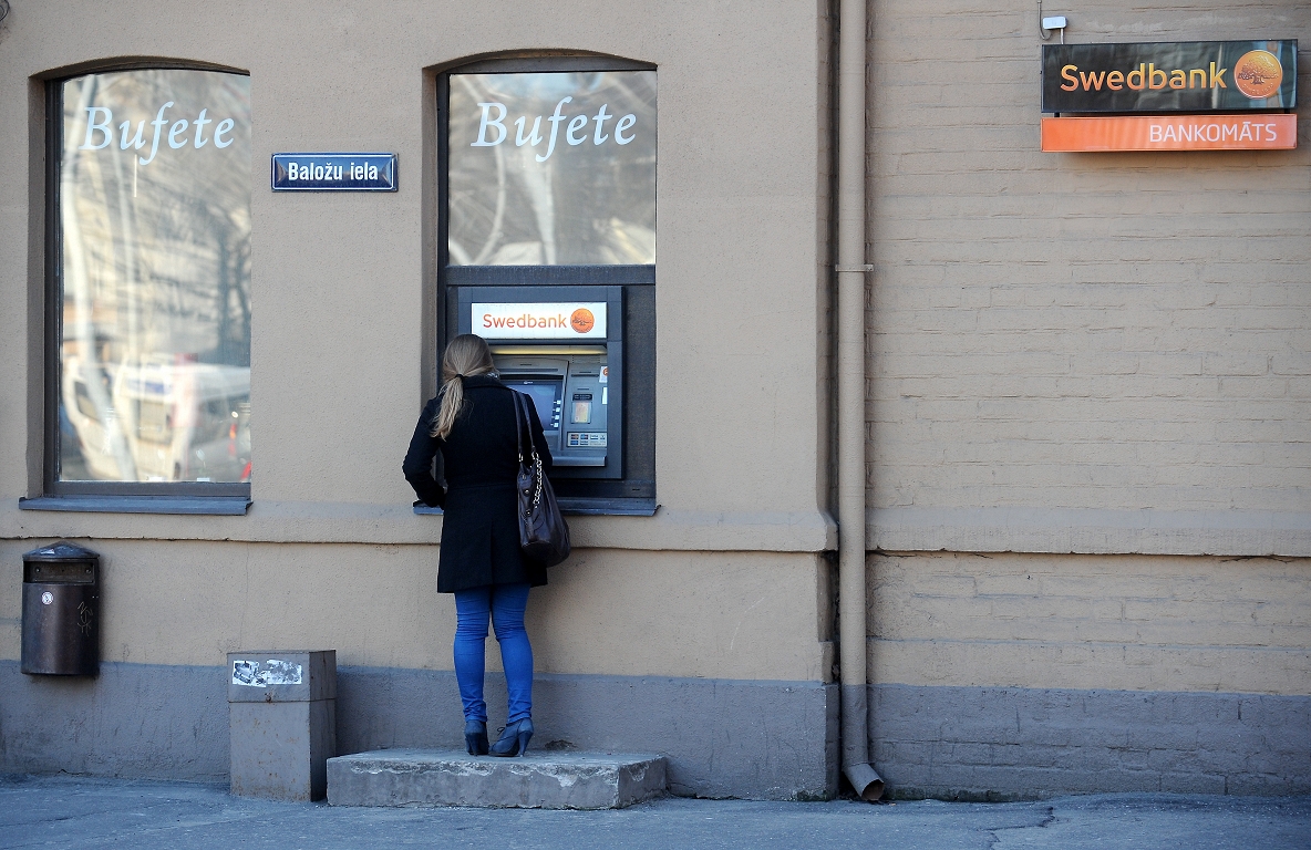 Atsauc ieceri ieviest sliekšņa deklarācijas par skaidras naudas iemaksu no 750 eiro