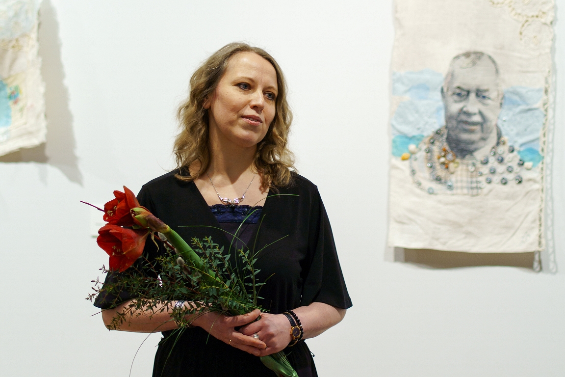 Siguldā skatāma tekstilmākslinieces Zanes Šumeiko izstāde Senču upe III