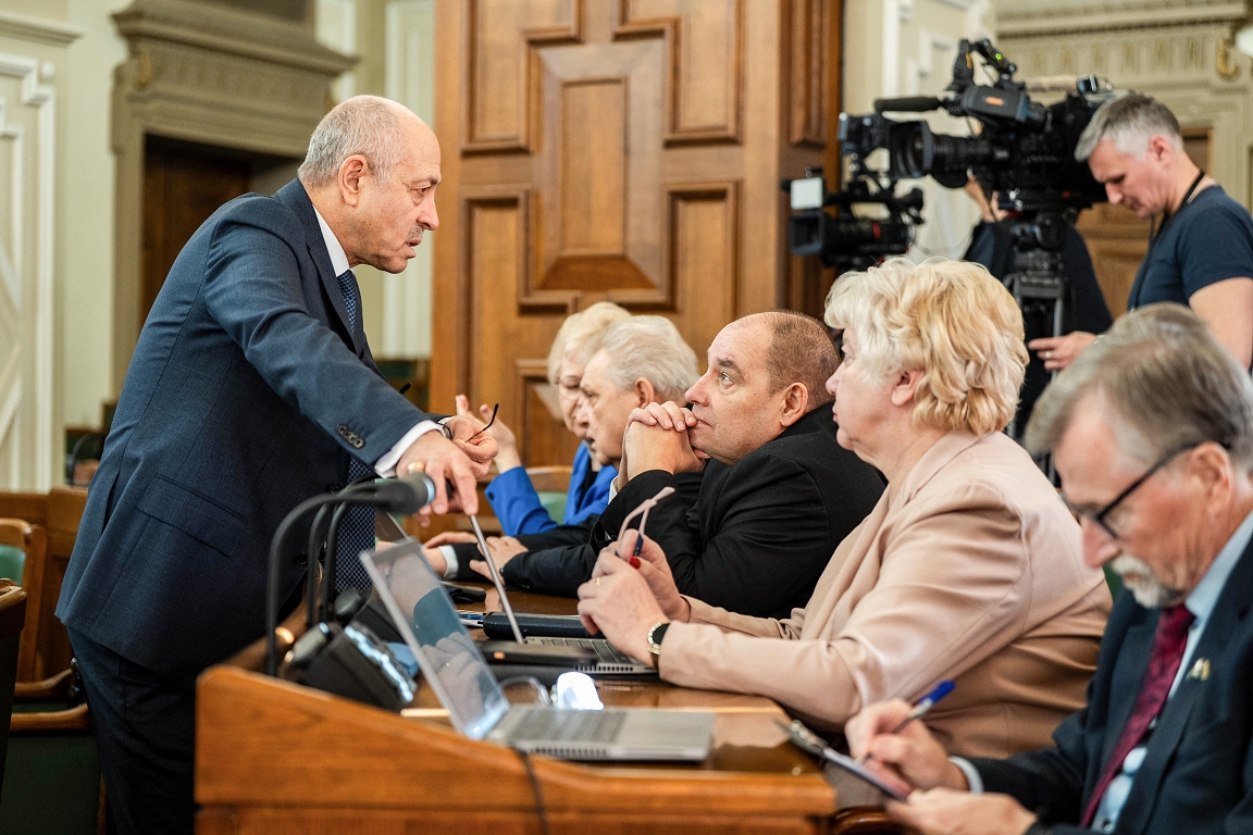 Likumu groza ar lielu troksni