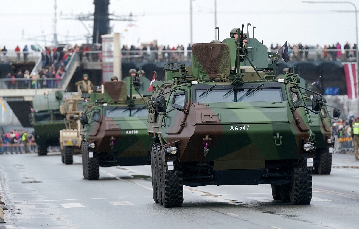 Likumā nostiprina apņemšanos no 2027. gada aizsardzībai atvēlēt līdz 5% IKP