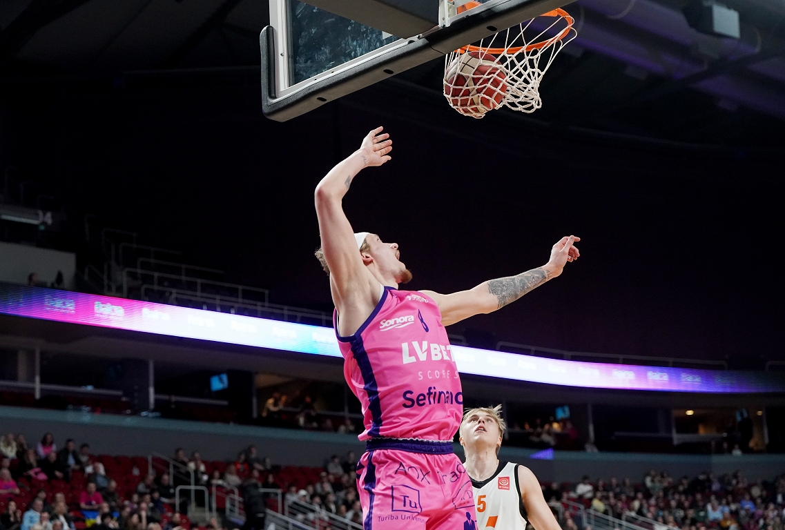 Rīgas zeļļi izšķirošajā spēlē zaudē Kalev/Cramo un neiekļūst pusfinālā