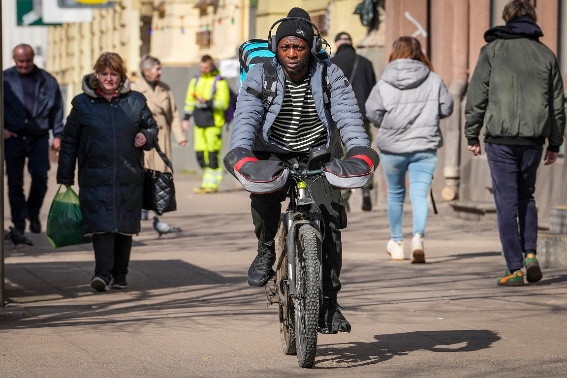 Elektrovelosipēdi pa ietvēm braukt nedrīkstēs