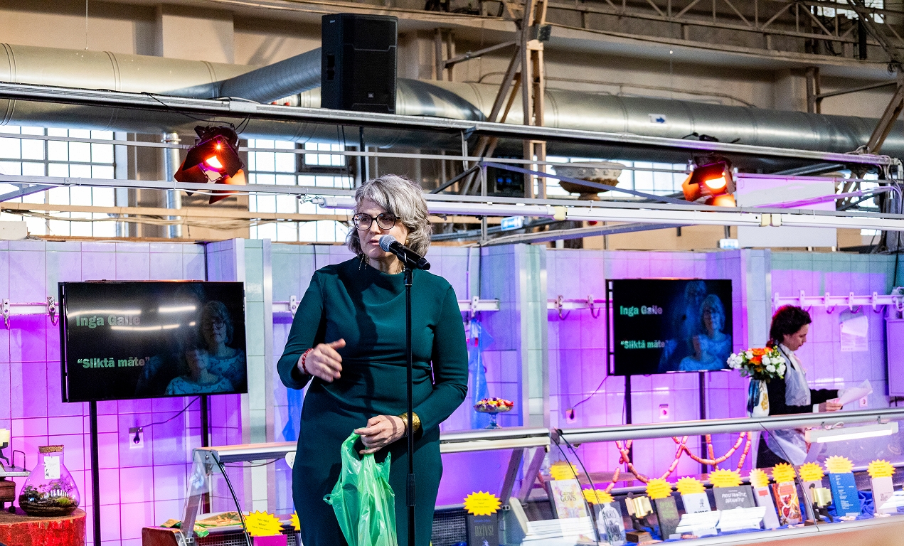 Es redzu grāmatas aukstuma vitrīnā. Latvijas Literatūras gada balva noskaidro rakstniecības, dzejas un tulkojumu virsotnes