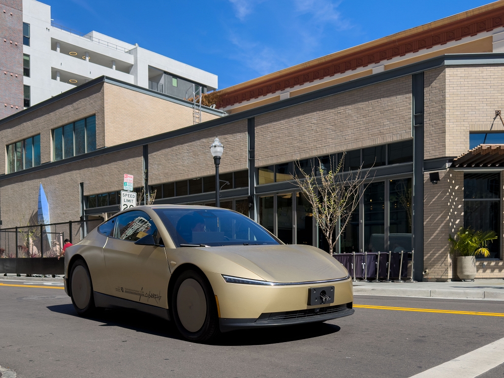 Tesla sāk ražot robotakšus