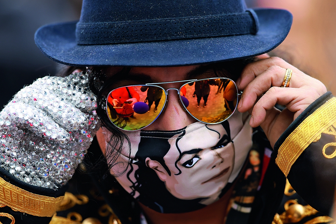 Pretrunīgais popa karalis uz lielajiem ekrāniem