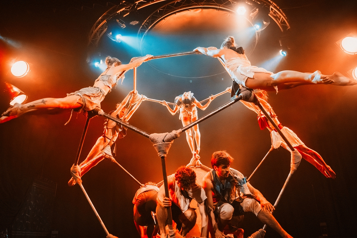 Foto: Ar stāvkoncertu Liepājā deju grupa Dzirnas sāk Latvijas koncerttūri